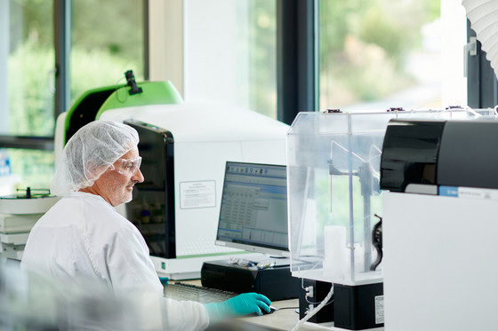 Ein Chemiker in Reinraumkleidung arbeitet an einem ICP-MS